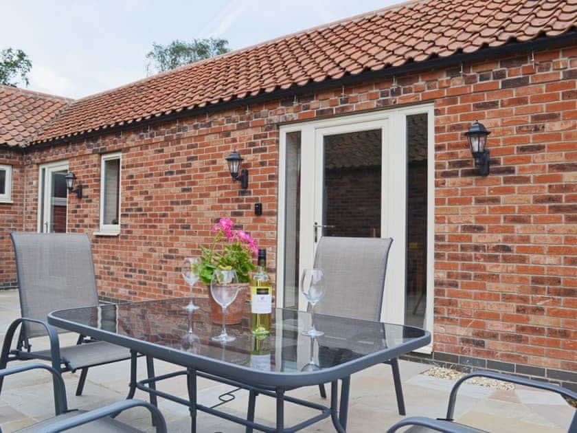 Outdoor eating area set in the courtyard | The Parlour - Dunstall Lodge Barns, Sutton-on-Trent