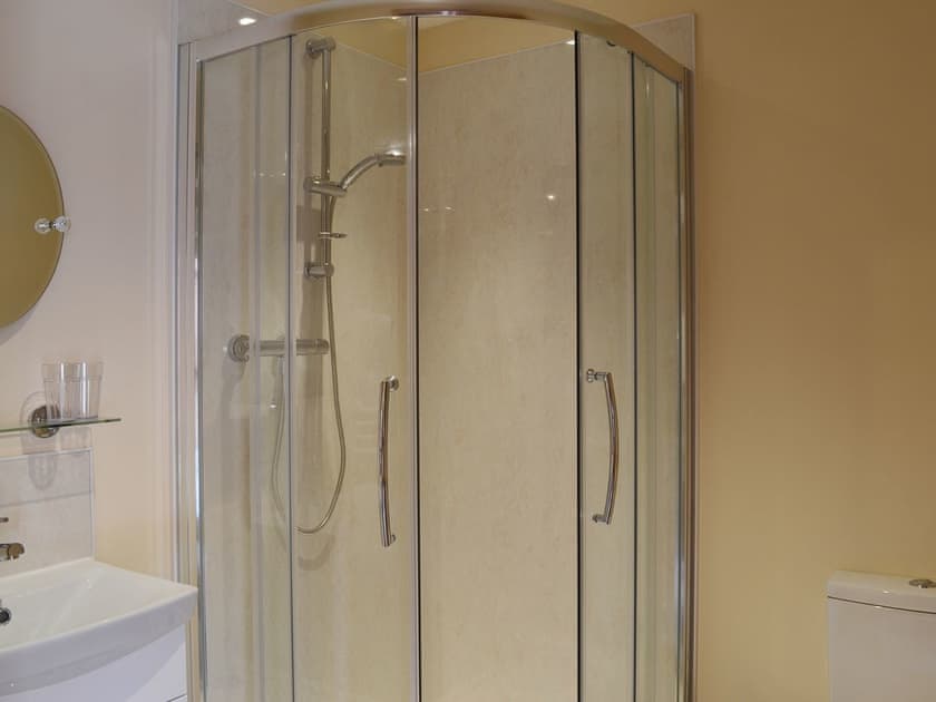 En-suite shower room with wc | The Old Dairy - Dunstall Lodge Barns, Sutton-on-Trent