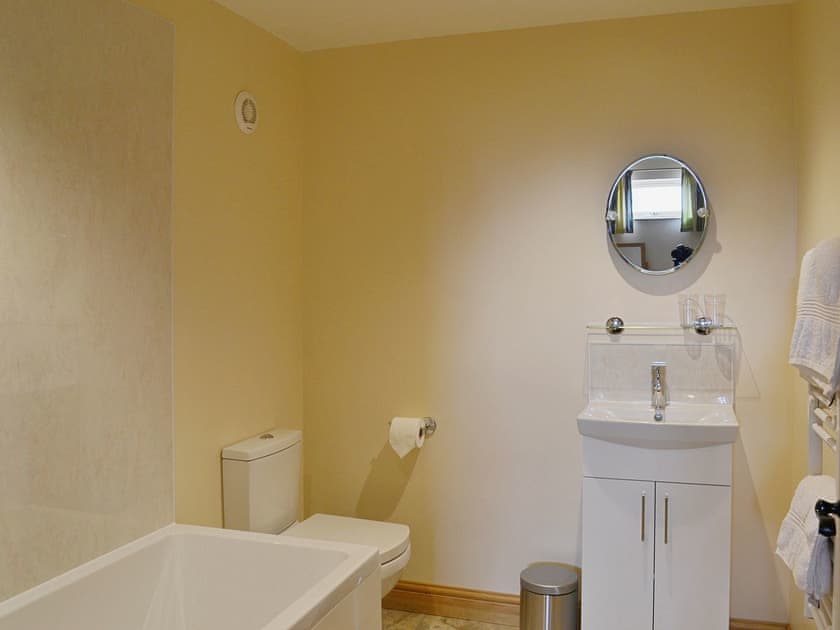 En-suite bathroom with shower over the bath | The Old Dairy - Dunstall Lodge Barns, Sutton-on-Trent