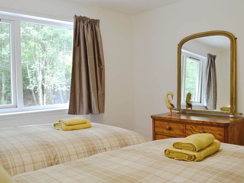 Cosy twin bedroom | Larch Cottage, Ballachulish, near Fort William