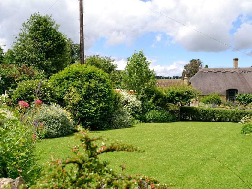 Mature garden | Rose Cottage, Westington, Chipping Campden