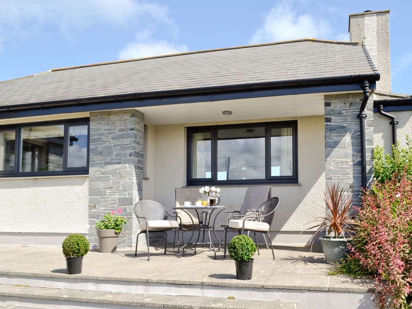 Outdoor furniture at front of property | St Illex, Port Gaverne