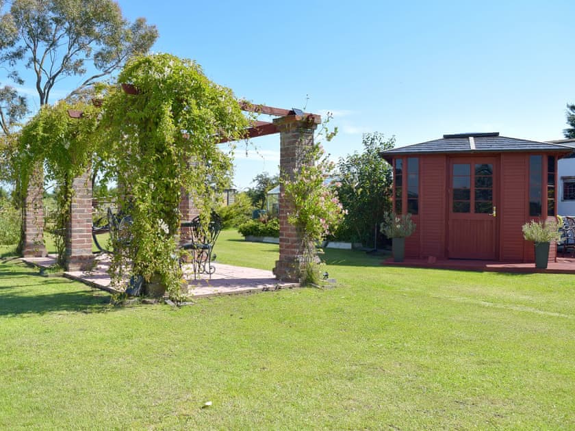 Lovely garden and grounds with shared hot tub | Leanda Lodge, Burgh Castle, near Great Yarmouth