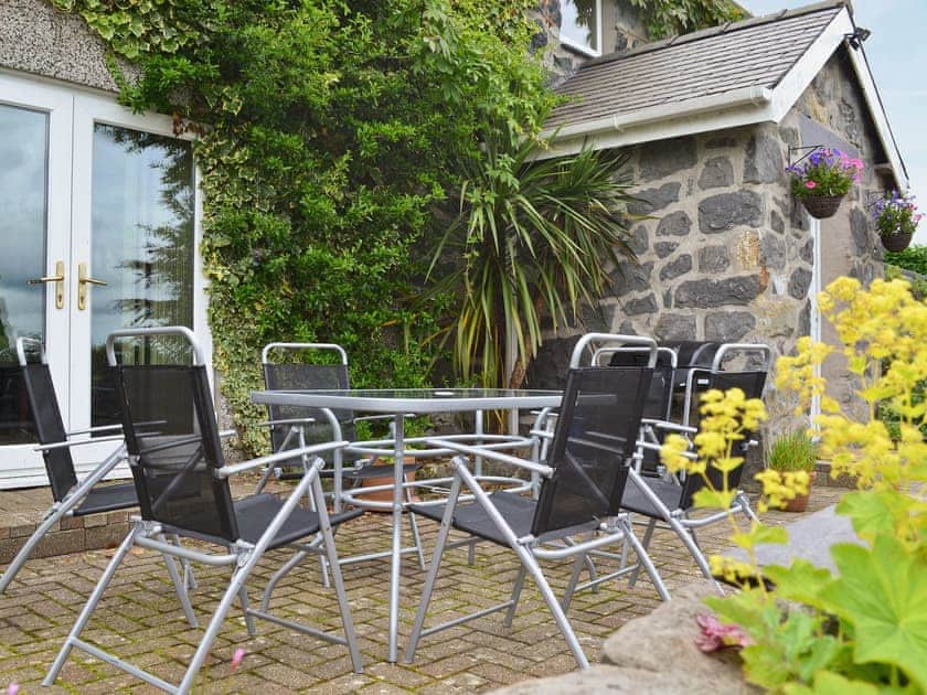 Sitting-out-area | Carreg Y Garth Isaf, Rhiwlas near Bangor