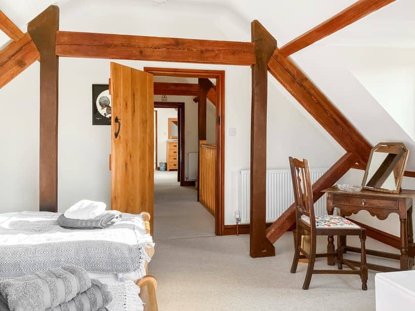 Cosy twin bedroom | The Granary - The Farm, East Tytherton, Chippenham