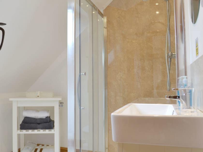 En-suite shower room | The Granary - The Farm, East Tytherton, Chippenham