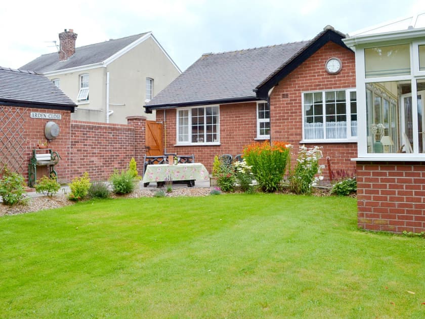 Large lawned garden | Rose Cottage, Scarisbrick, near Southport 