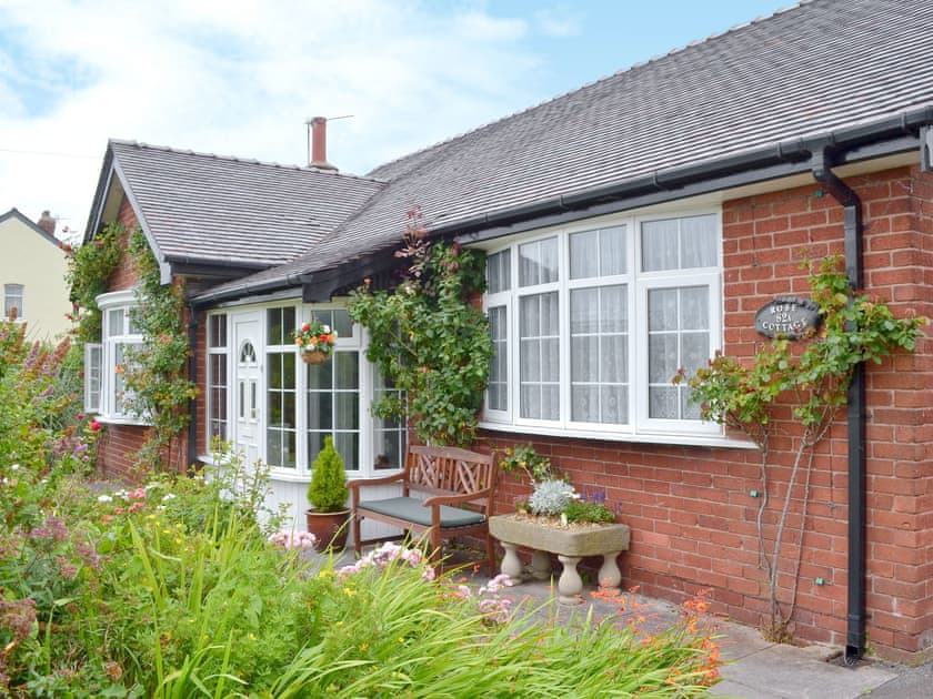Lovely holiday home | Rose Cottage, Scarisbrick, near Southport 