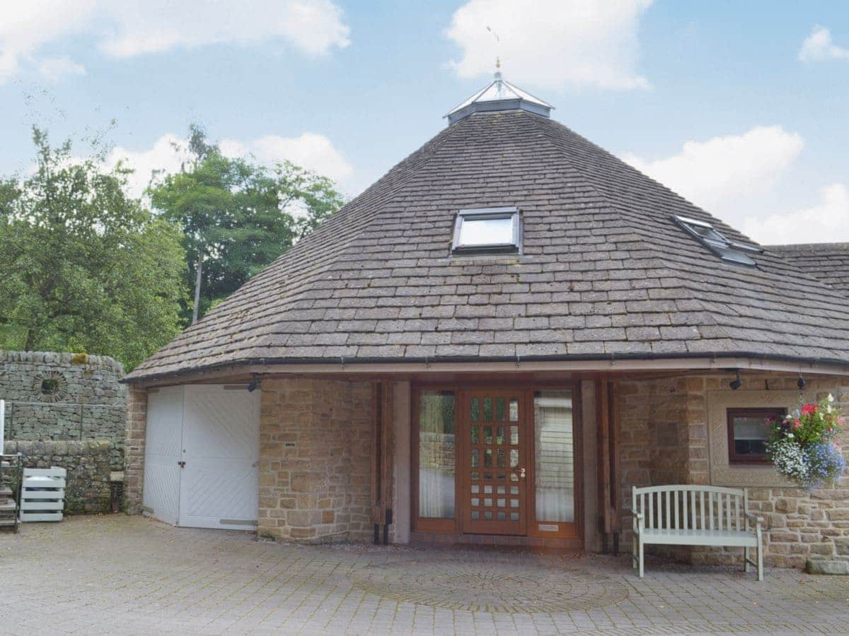 Woodside Cottages The Roundhouse Ref Qwq In Rowsley Near