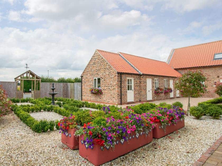 Main entrance to the holiday homes | Meals Farm Cottages, North Somercotes, near Louth