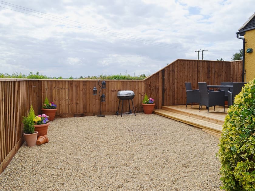 The garden area is laid to gravel | Sedge Lodge - Wood Fen Lodges, Little Downham, near Ely