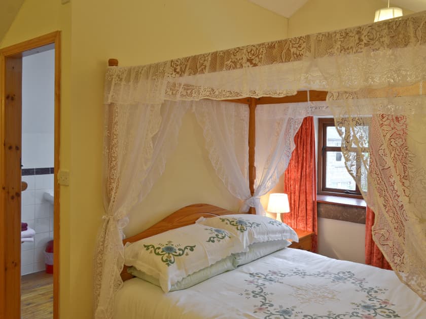 Four poster bedroom | Robins Nest - Willersley Farm, Cromford, near Matlock