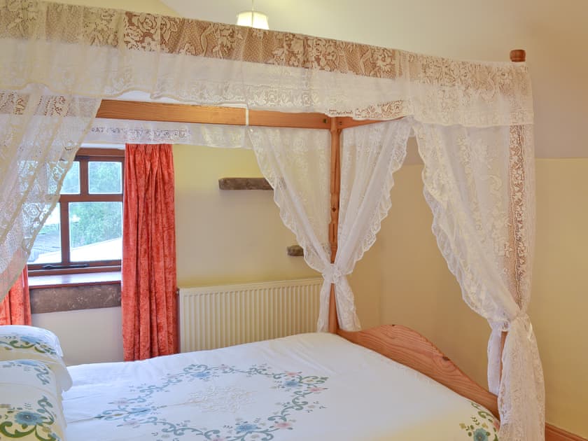 Four poster bedroom | Robins Nest - Willersley Farm, Cromford, near Matlock
