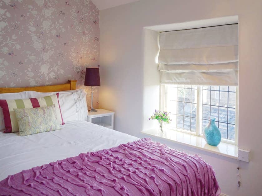 Cosy double bedroom | Acorn Cottage, Tideswell near Bakewell