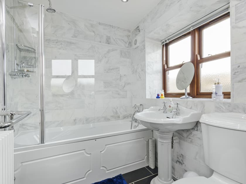 Well presented bathroom | Lillegarth, Bradwell