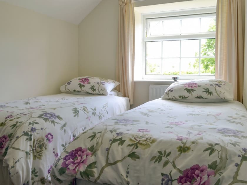 Light and airy twin bedroom | Red Syke, Troutbeck, near Keswick