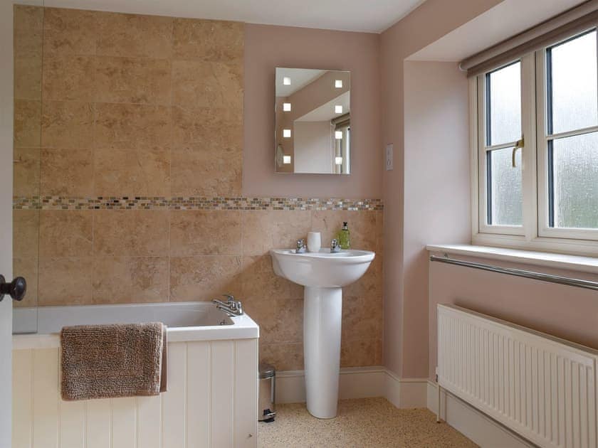 Light and airy bathroom | Wells Cottage, Hook Norton, near Chipping Norton