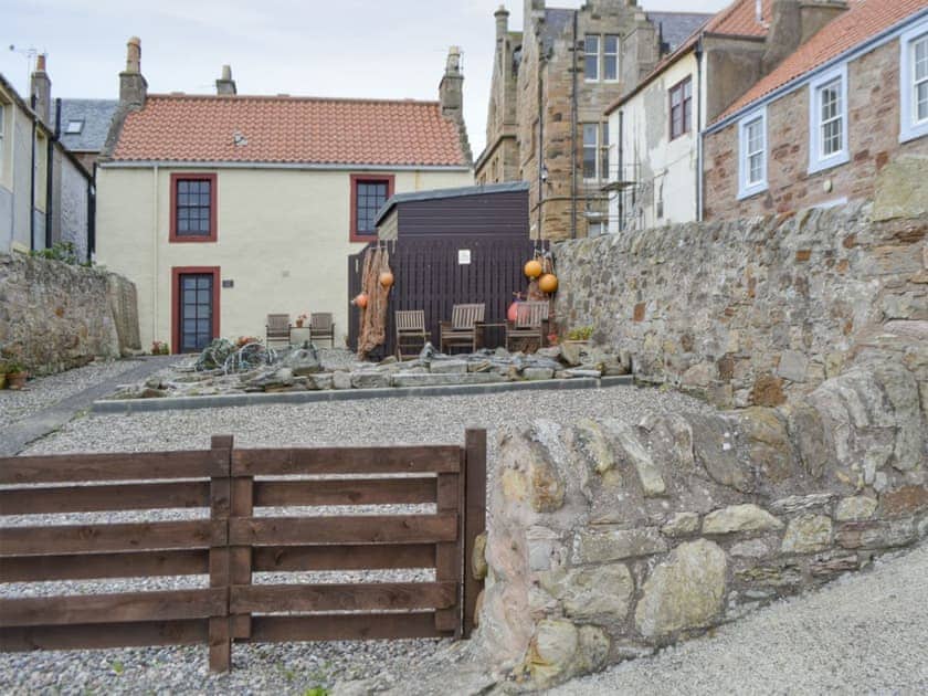 Characterful holiday home with large enclosed courtyard | Low Tide - Low Tide and High Tide, Cellardyke, near Anstruther