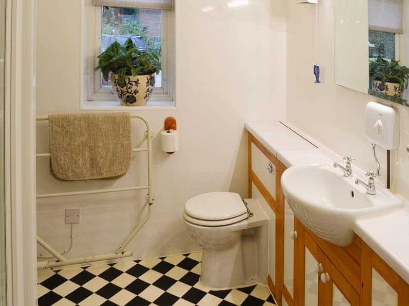 Stylish en-suite shower room | Church Farm Studio, Surlingham
