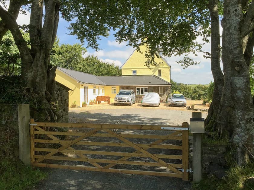 Entrance gate | Dildre - Brynllin Holiday Cottages, Bwlch-Llan, near Aberaeron