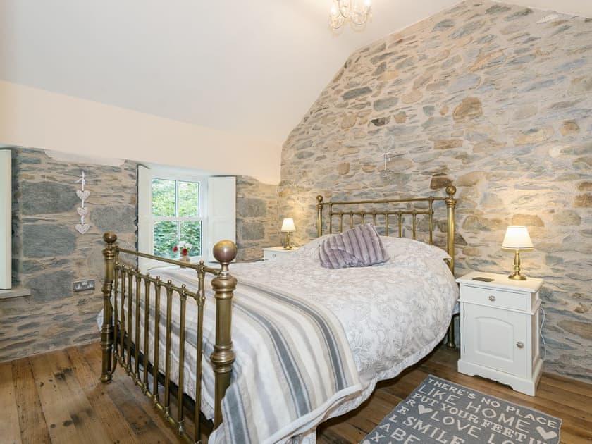 Master bedroom with kingsize bed and en-suite wetroom | Waterfall Wood Cottage, Glenridding, by Ullswater