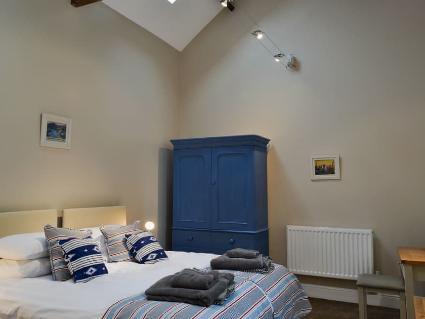 Bedroom with en-suite bathroom | The Garden Cottage - Thorpe Hall Cottages, Rudston, near Bridlington