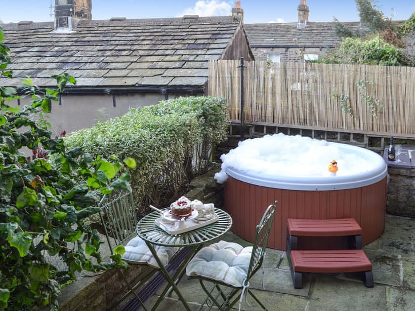 Hot tub | Eider Cottage, Holmfirth