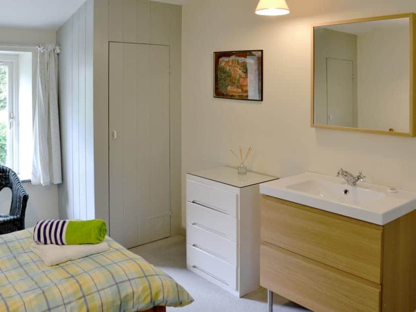 Twin bedroom with washing facilities | Paget - Trescobel Cottages, St Kew, near Port Isaac