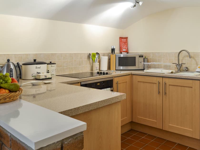 Well-equipped fitted kitchen | Mallard Cottage, Holmfirth