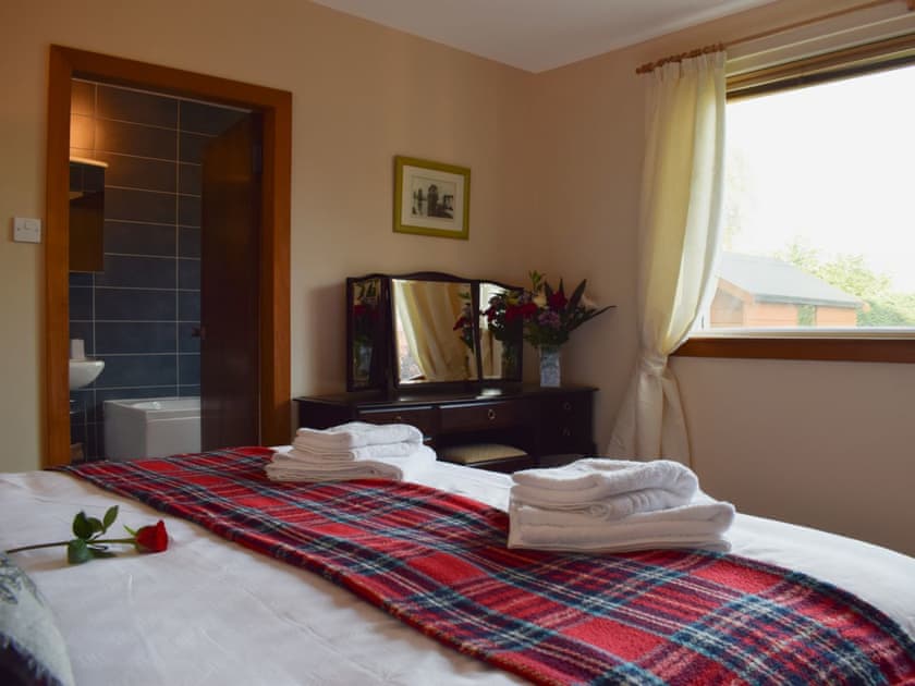 Bedroom with en-suite bathroom | St Andrews Hideaway, St Andrews