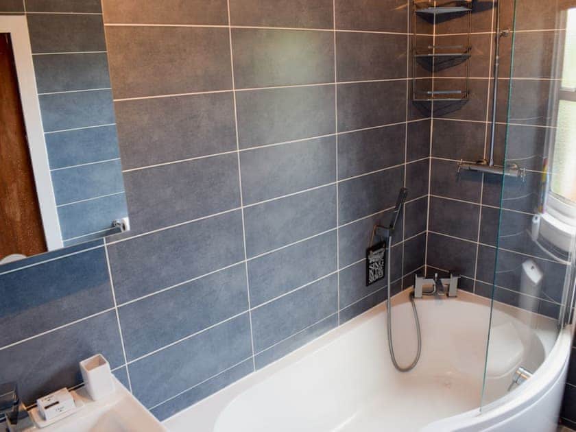 En-suite bathroom | St Andrews Hideaway, St Andrews