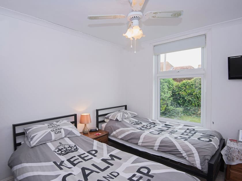 Charming contemporary twin bedded room | The Swift, East Wittering