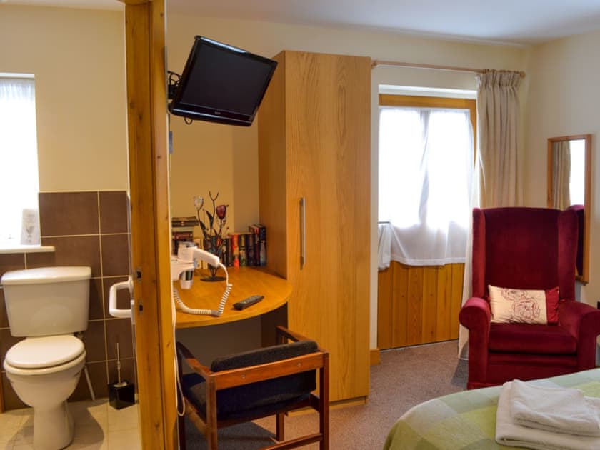 Double berdoom with en-suite | The Stable - Martin Lane Farm Cottages, Burscough, near Southport