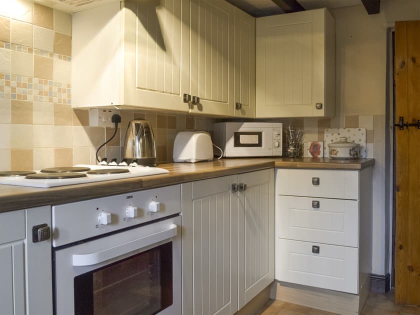 Well-equipped kitchen | Ivy Cottage, Aldwark, near Matlock