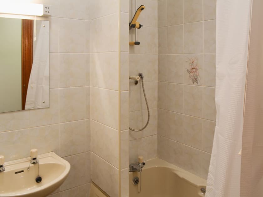 Bathroom with shower over the bath | Glan-Mor, Pwllheli