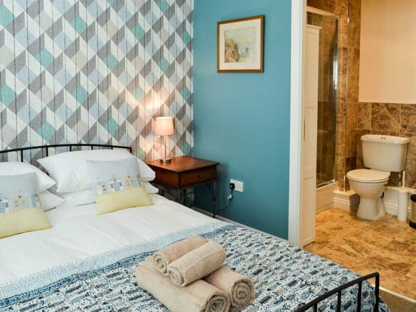 Double bedroom with En-suite | Demeter House, Whitby