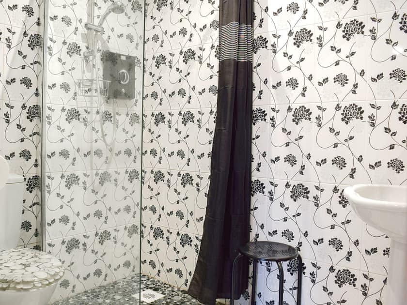 Tiled shower room | The Writing Room, Barford, near Stratford-upon-Avon