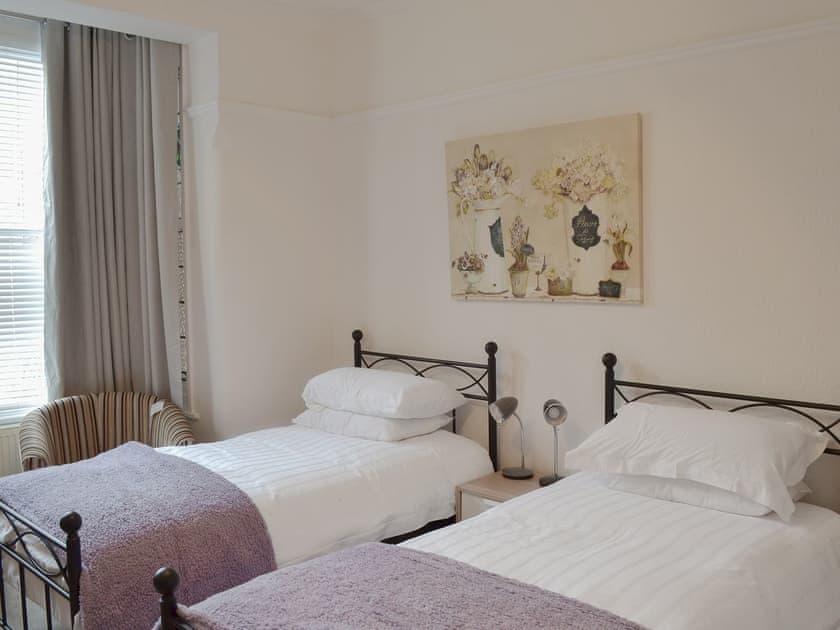 Cosy twin bedroom | 28 The Promenade, Southport