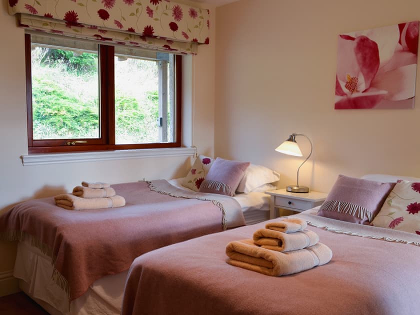 Twin bedroom | Blossom Cottage, Invergowrie, near Dundee