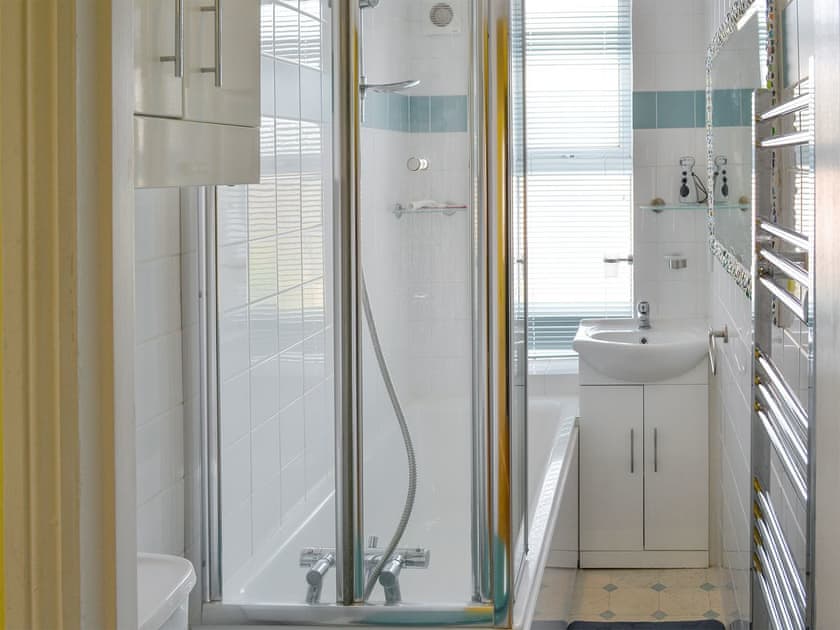 Bathroom with shower over bath | The Seahorses - Seahorses, Sheringham