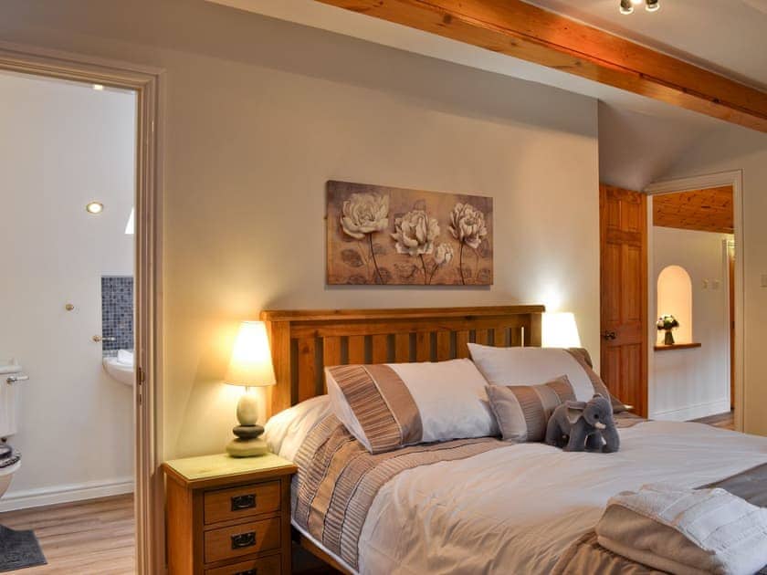 Double bedroom with en-suite | Dyffryn Haidd - Afan Holiday Cottages, llanafan/Aberystwyth
