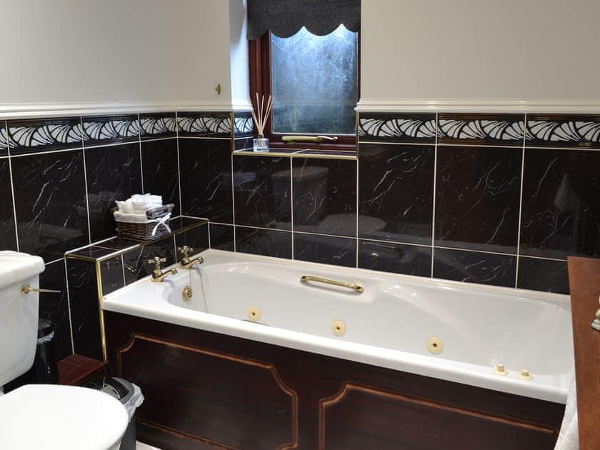 Bathroom | Dyffryn Haidd - Afan Holiday Cottages, llanafan/Aberystwyth