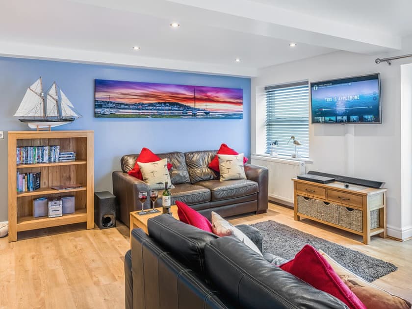 Spacious open-plan living/dining area | Shoreline, Appledore