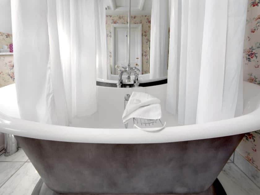 Heritage style bath with shower above in en-suite | Saratoga - Bruern Holiday Cottages, Bruern, near Chipping Norton