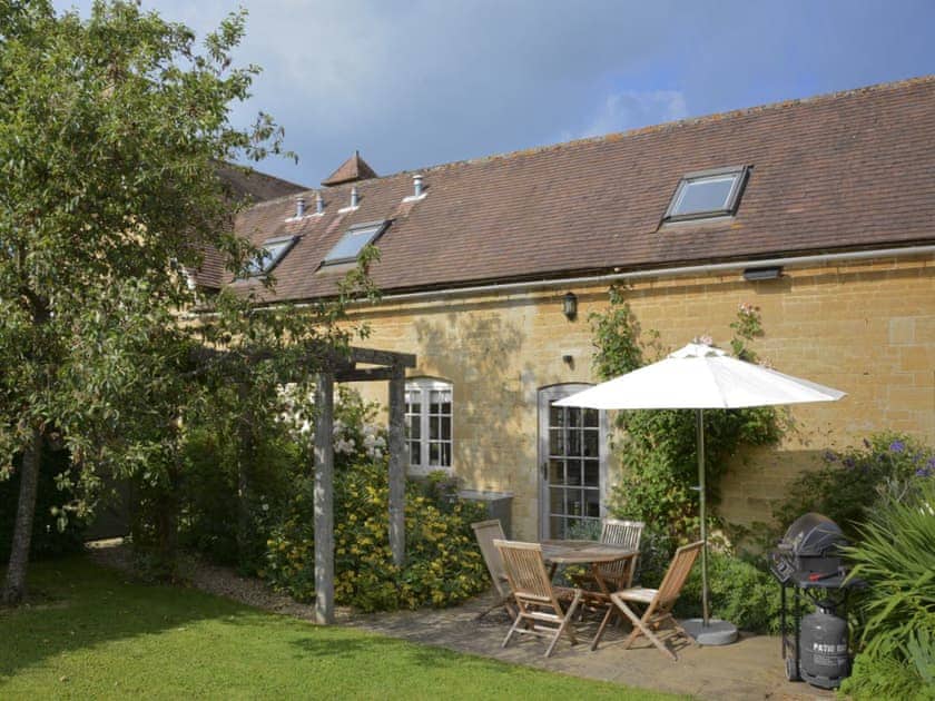 Peaceful rear garden with outdoor furniture | Saratoga - Bruern Holiday Cottages, Bruern, near Chipping Norton