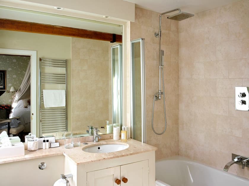 En-suite bathroom with shower over bath | Cope - Bruern Holiday Cottages, Bruern, near Chipping Norton