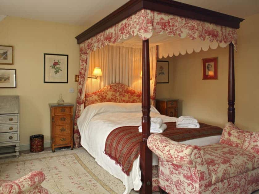 Splendid four poster bedroom | Bookers - Bruern Holiday Cottages, Bruern, near Chipping Norton