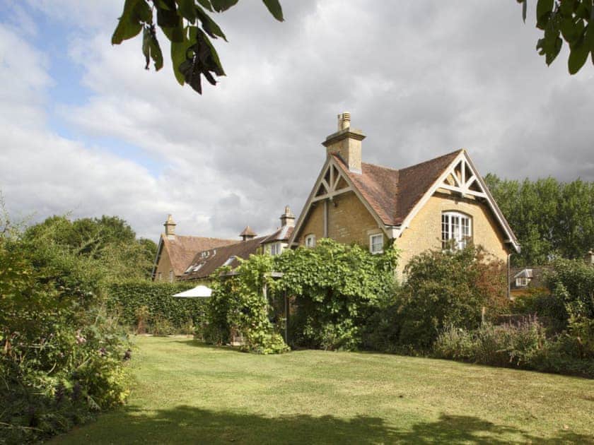Enclosed lawned garden | Epsom - Bruern Holiday Cottages, Bruern, near Chipping Norton