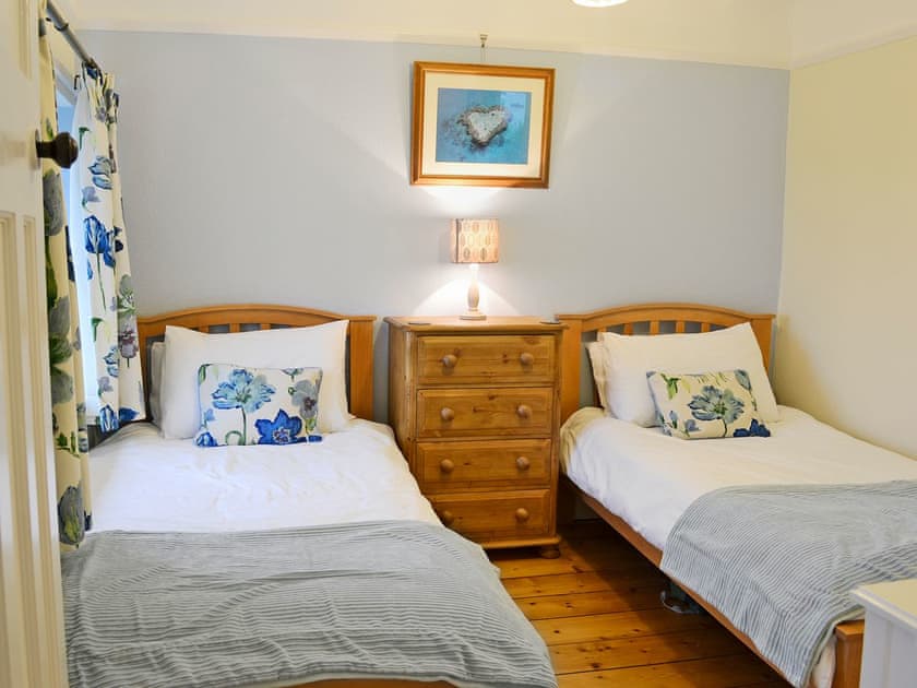 Comfortable twin bedroom | Penhill Farm Cottage, Fremington, near Barnstaple