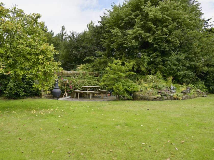 Well kempt shared garden area | Martin Lane Farm Cottages, Burscough, near Southport